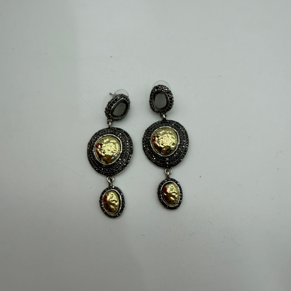 Antik Dokulu Gold Detaylı Sallantılı Küpe