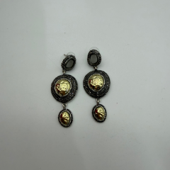 Antik Dokulu Gold Detaylı Sallantılı Küpe