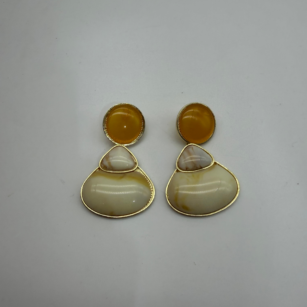 Doğal Taş Görünümlü Gold Çerçeveli Sallantılı Küpe