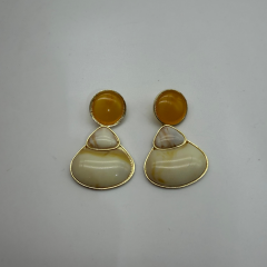 Doğal Taş Görünümlü Gold Çerçeveli Sallantılı Küpe