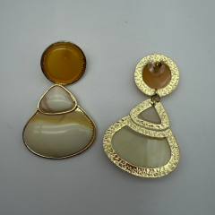 Doğal Taş Görünümlü Gold Çerçeveli Sallantılı Küpe