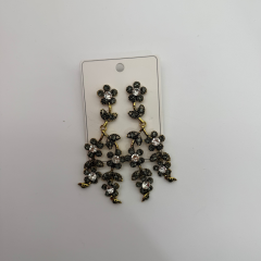 Taşlı Çiçek Motifli Sallantılı Küpe