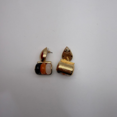 Gold Damla Detaylı Çok Taşlı Küpe