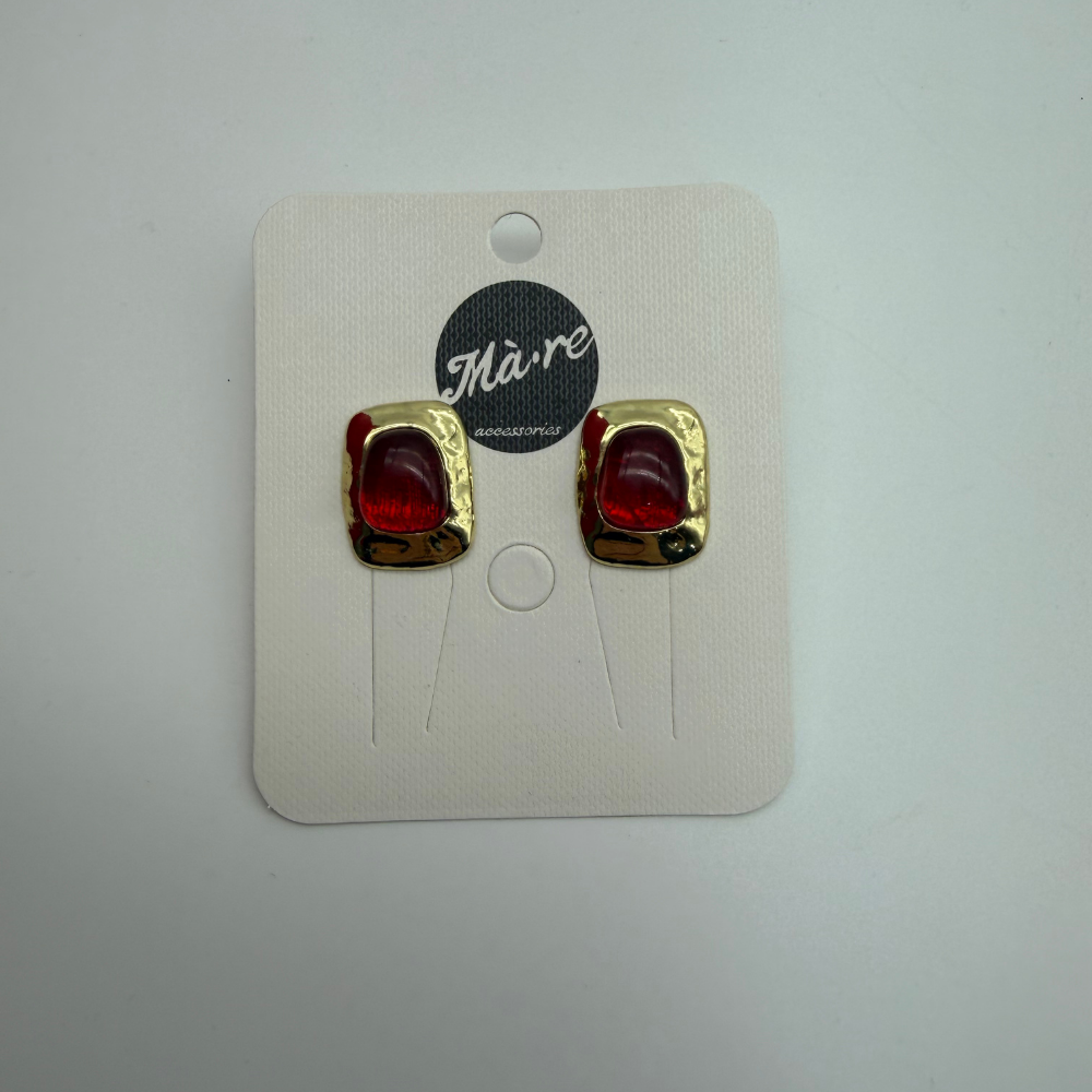 Kırmızı Taş Detaylı Gold Kare Küpe