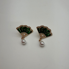 Yeşil Mine Detaylı İnci Sallantılı Küpe