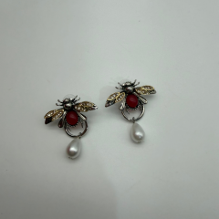 İnci Detaylı Arı Figürlü Sallantılı Küpe