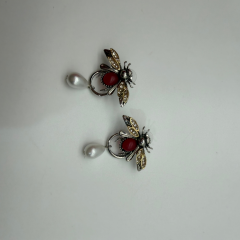 İnci Detaylı Arı Figürlü Sallantılı Küpe