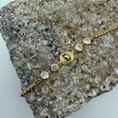 Taş Detaylı Spiral Merkezli Gold Zincir Bileklik