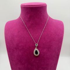 Zümrüt Yeşili Damla Taşlı Gümüş Renk Çelik Kolye