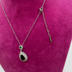 Zümrüt Yeşili Damla Taşlı Gümüş Renk Çelik Kolye