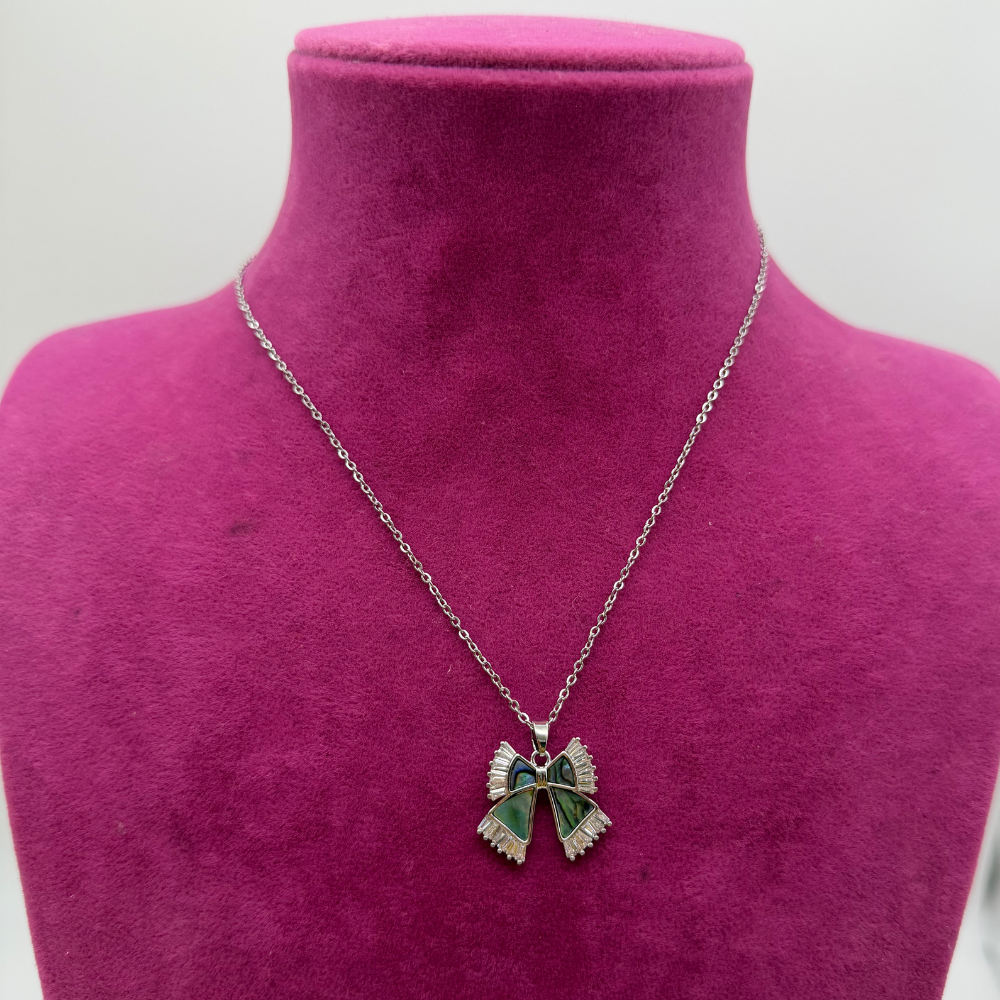 Gümüş Renk Baget Taşlı Yeşil Fiyonk Figürlü Çelik Kolye - 45 cm