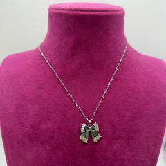 Gümüş Renk Baget Taşlı Yeşil Fiyonk Figürlü Çelik Kolye - 45 cm