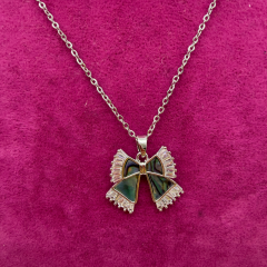 Gümüş Renk Baget Taşlı Yeşil Fiyonk Figürlü Çelik Kolye - 45 cm