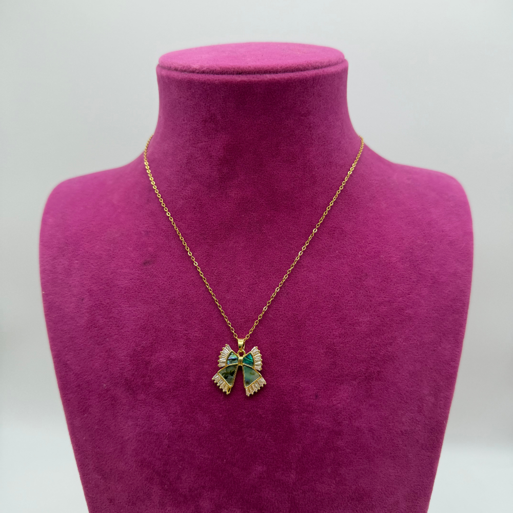Altın Renk Baget Taşlı Yeşil Fiyonk Figürlü Çelik Kolye - 45 cm