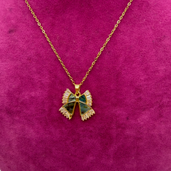 Altın Renk Baget Taşlı Yeşil Fiyonk Figürlü Çelik Kolye - 45 cm