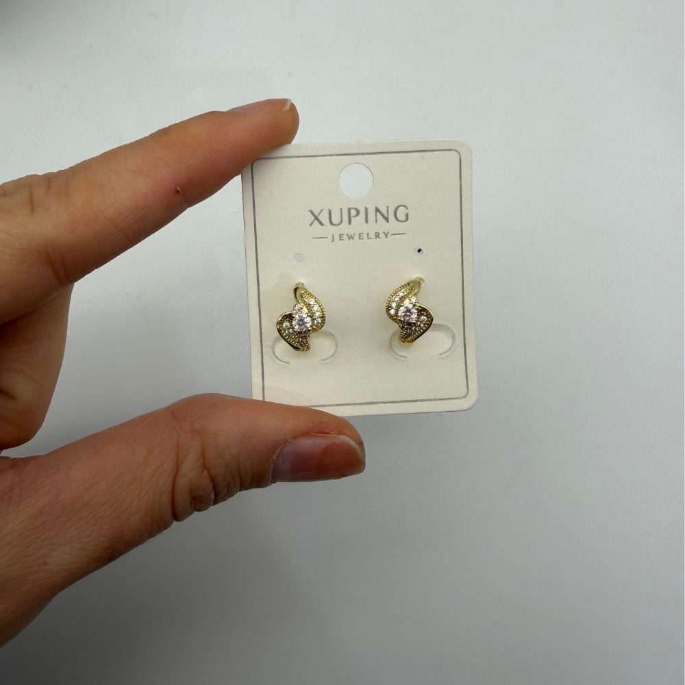 Kıvrımlı Formlu Taş Detaylı Gold Mini Küpe