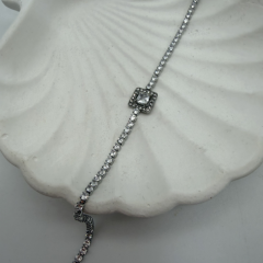 Kare Taş Detaylı Zirkon Su Yolu Bileklik